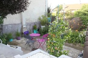 quiet house with flowery courtyard - Image 4