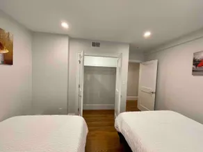 Luxury 2B1B Apt. One Free compact Parking Spot - Image 2