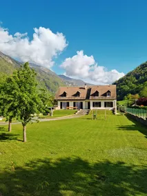 Large 300 m² villa with private garden - Image 3