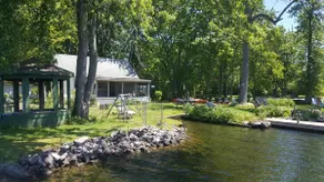 Waterfront Cottage with 2 docks - Image 4