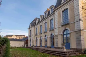 Park, quiet, heritage, parking in the city center! - Image 2