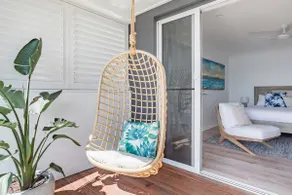 Little Sea Sea, Waterfront Beachside Apartment - Image 2