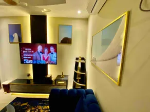 Royal blue themed 1BHK Netflix-Wifi-Heating-201 - Image 4
