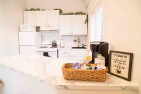 ★ Farmhouse Studio - Full Kitchen & Private Entry - Image 5