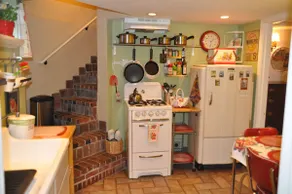 Quaint English Cottage Garden Private Apt. - Image 5