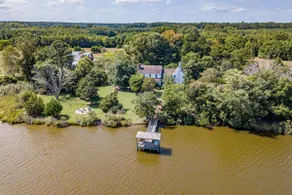 Private pool, waterfront, kayaks, bikes, firepits! - Image 5