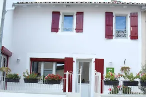 La Petite Maison, Hot Tub and Sauna - Image 4