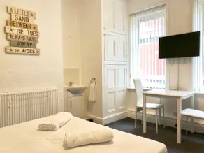 Studio for 2 (ground floor) in fashionable North Shore - Image 2