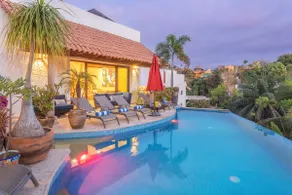 Villa Kiwi. Huge Pool, Steps To Town n Beach. 6 plus BRM 7.5 BTH 3 KCN - Image 2