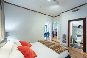 Delightful flat in the heart of Uptown/Oaklawn. - Image 5