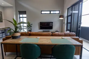 Luxurious Upmarket Apartment - Image 5