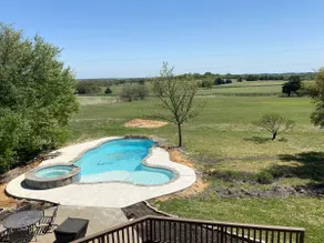 Hilltop getaway w/sweeping views & pool/hot tub - Image 2