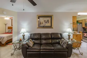 Cozy Townhouse in safe neighborhood. - Image 3