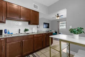 Comfortable 2-bedroom place full kitchen - Image 5