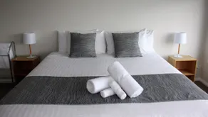 FIVE BEACHES BEACH HOUSE Binalong Bay King Beds - Image 5