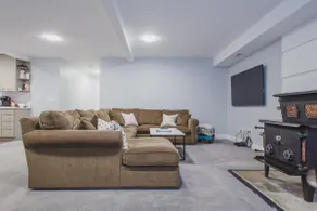 STYLISH, SPOTLESS and SPACIOUS 3 bedroom apt. - Image 2