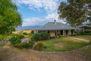 Spectacular vineyard homestead with views!! - Image 2