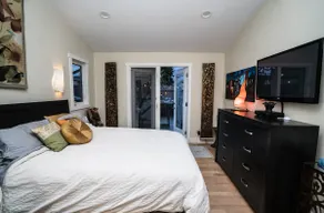 ArtsyCentral 4King BR Home w/AC Hot Tub, Fenced yd - Image 2