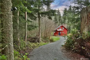 The Little Red Barn In The Woods w/hot tub. - Image 2