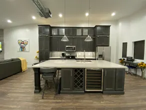 Upscale Fully Renovated Biltmore Penthouse - Image 3