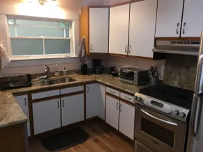 Bright and Spacious 2 Bedroom Apt. Family Friendly - Image 5