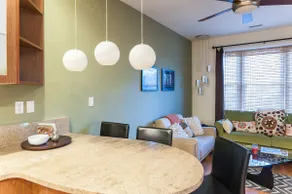 Luxury 2BD/2BH in Historic CWE/3E E - Image 2