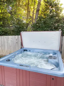 Beautiful Simply Modern White House + Hot Tub - Image 2
