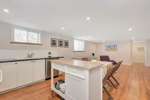 Central & Clean 2bdrm Apartment with Parking for 2 - Image 3