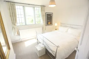 Entire Victorian Lodge in a privately gated estate with secure parking for two cars and a newly refurbished bathroom - Image 5