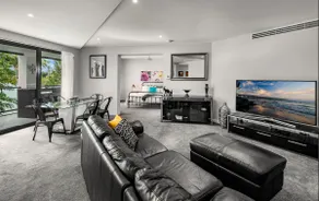 Spacious Beachside Apt. Heated Pool, Sauna & Gym - Image 2