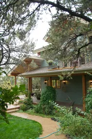Beautiful, upscale home in private setting. - Image 2