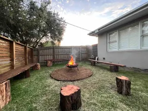Coastal Charm: Pet-Friendly, Fire Pit, Beach 100m! - Image 3