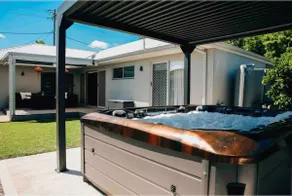 Central location, Sleeps 10, Private outdoor Spa. - Image 2