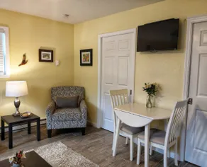 Cozy, Sparkling Clean Cottage! Excellent Location! - Image 4