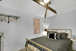 Le Bungalow noir et blanc est un studio moderne et rustique fraîchement rénové. - Image 5