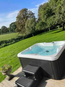 Patch - country cottage with hot tub & log burner - Image 3