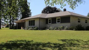 Stylish Home, Ideally Located, w/Carpenter Kitchen - Image 2