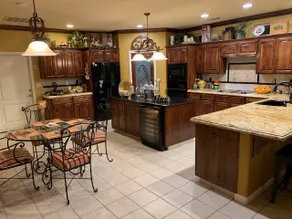 Large Beautiful Home With Quaint Courtyard - Image 3