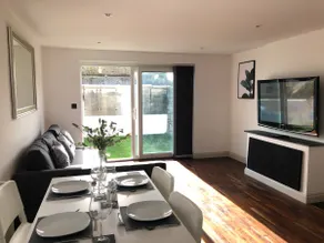 Modern Garden Apartment in a Large Victorian house - Image 4