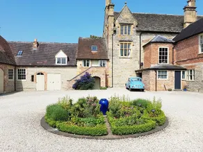 Deluxe Coach House at Bretforton Manor with pool - Image 2