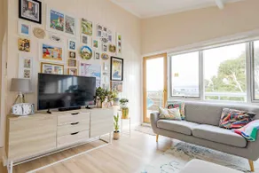Lake views, walk to town, stylish, warm and bright - Image 3