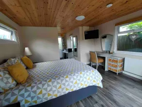 Centrally located Private Garden Lodge - Image 2