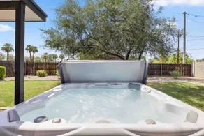 Central Location, Hot tub, Games, Cloud Couch - Image 3