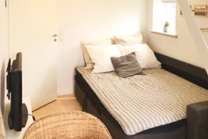 Lovely bright 1 bedroom apartment with a patio. - Image 5