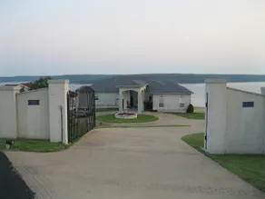 Lakehouse with private pool - Image 3