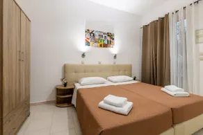 Ground floor apartment overlooking the courtyard and the village - Image 5