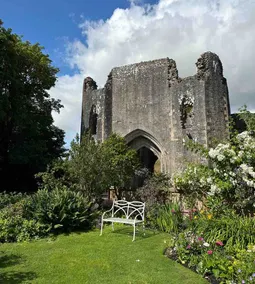 Sleep opposite a castle - Image 3