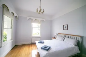 Riverbank villa - Image 5