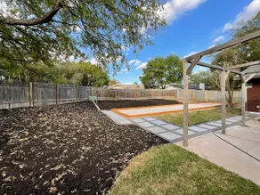 Cozy Newly Renovated 4BR mins to Domain & Downtown - Image 3
