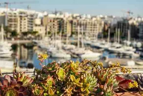 Marina View - Beautiful Seafront 2 Bedroom Apartment close to Valletta - Image 2
